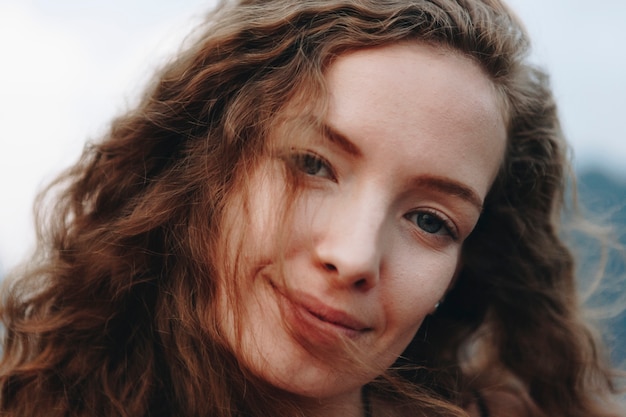 Portrait d&#39;une belle femme aux cheveux bouclés