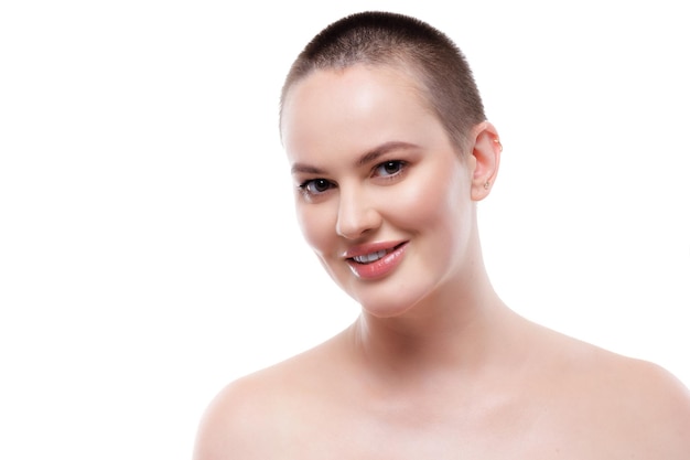 Portrait d'une belle femme aux cheveux courts avec une peau éclatante parfaite