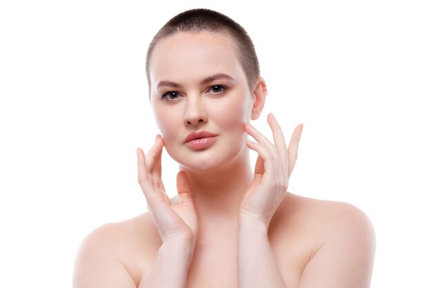 Portrait d'une belle femme aux cheveux courts avec une peau éclatante parfaite