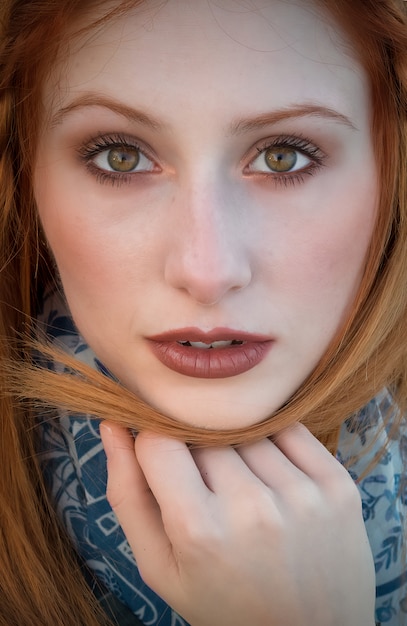 Portrait d'une belle femme aux cheveux rouges