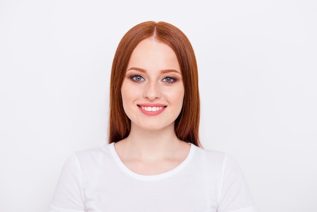 portrait belle femme aux cheveux rouges