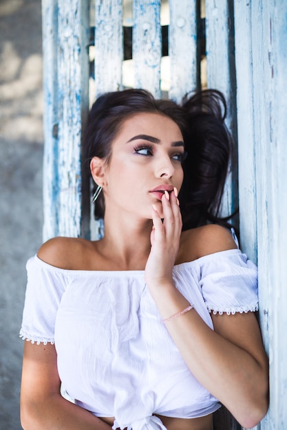 Portrait de belle femme sur le banc dans le parc