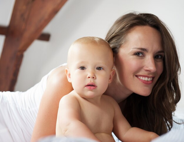 Portrait d&#39;une belle femme et bébé mignon