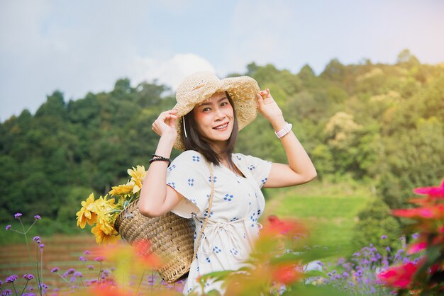 Portrait de la belle femme et de belles fleurs