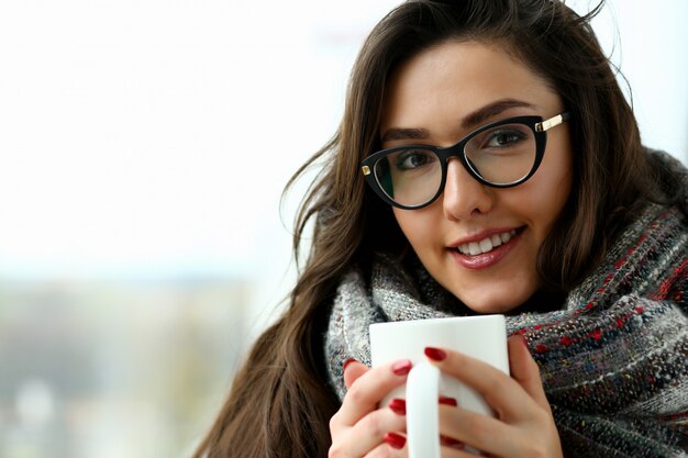 Portrait de la belle femme bénéficiant d'une tasse de boisson