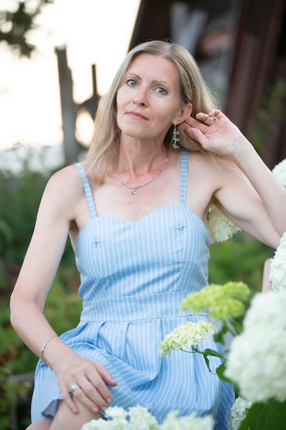 Portrait d'une belle femme blonde âgée à l'extérieur