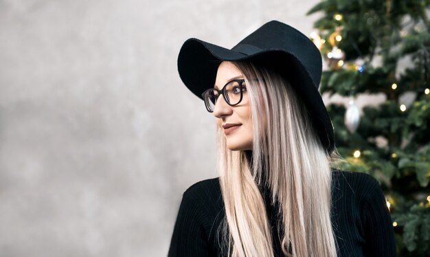 Portrait d'une belle femme blonde sur les arbres de Noël. Fête, vacances, concept de bonheur