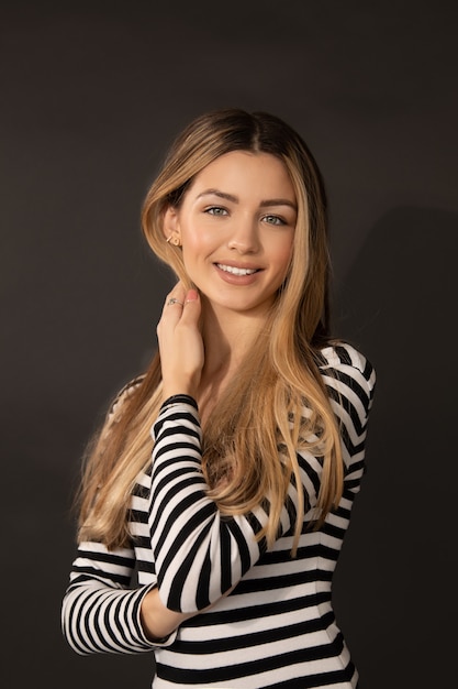 Portrait De La Belle Femme Blonde Aux Cheveux Longs. Souriant Largement Et Regardant