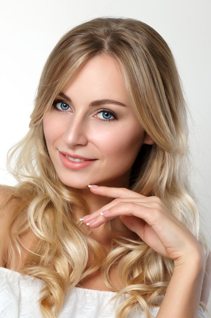 Portrait De La Belle Femme Blonde Aux Yeux Bleus. Concept De Soins De La Peau, Spa, Bien-être Et Mode De Vie.