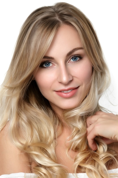 Photo portrait de la belle femme blonde aux yeux bleus. concept de soins de la peau, spa, bien-être et style de vie.