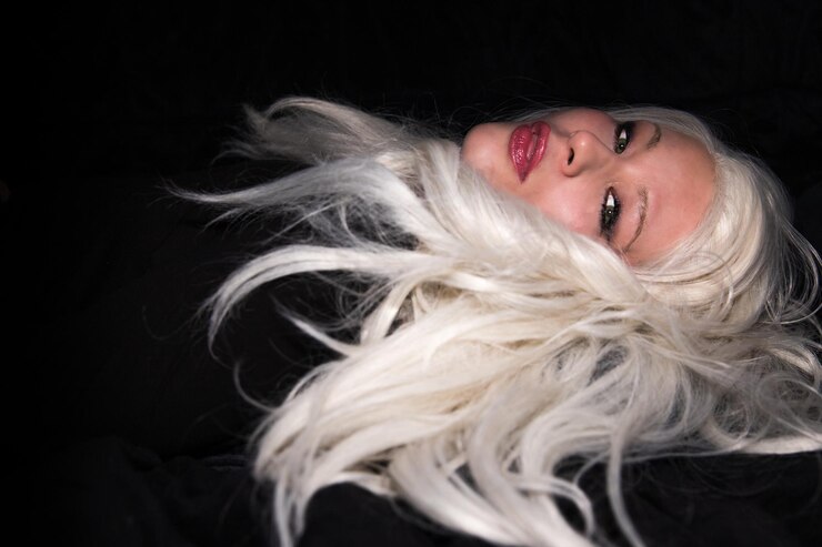 Photo portrait d'une belle femme blonde aux yeux verts