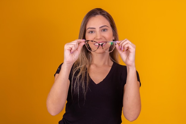 Portrait de belle femme blonde avec des lunettes