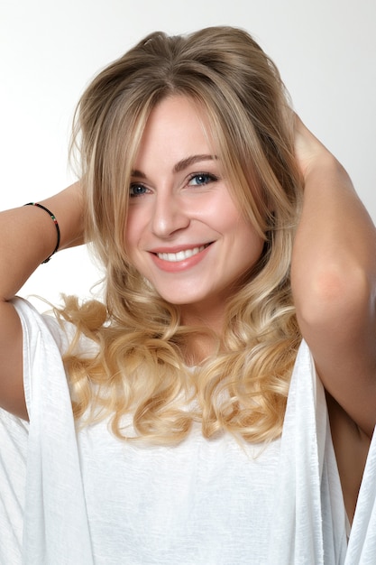 Photo portrait de la belle femme blonde posant. concept de soins de la peau, spa, bien-être et style de vie.