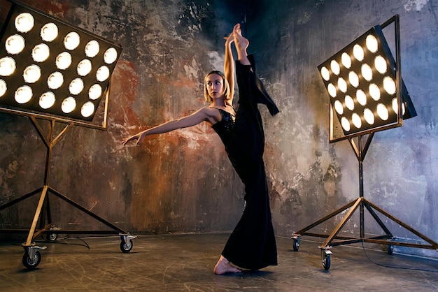 Portrait de belle femme blonde séduisante danseuse contemporaine sautant haut dans le loft