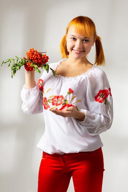 Portrait d'une belle femme avec un bouquet de rowan