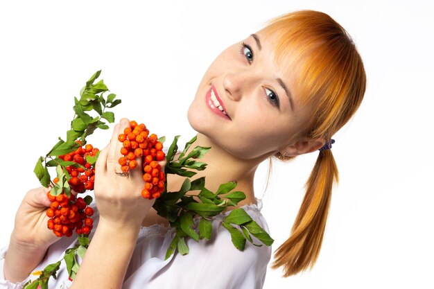 Portrait d'une belle femme avec un bouquet de rowan