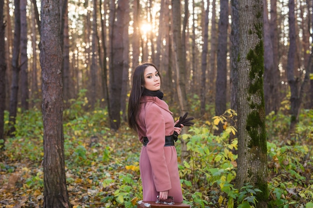 Portrait d'une belle femme brune en automne nature