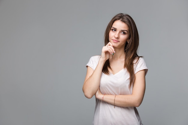 Portrait de belle femme brune avec du maquillage naturel sur fond gris