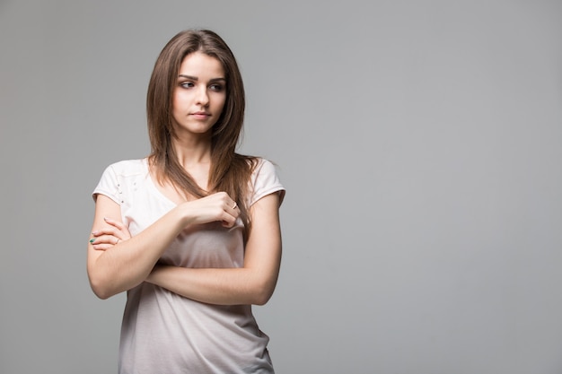 Portrait de belle femme brune avec du maquillage naturel sur fond gris