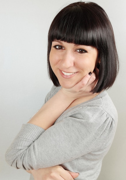 Portrait de belle femme brune souriante et heureuse