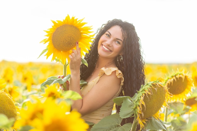 Portrait d'une belle femme brune souriante