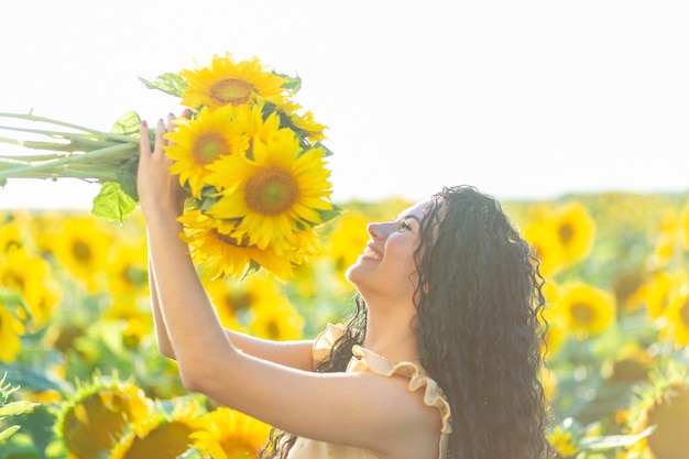 Portrait d'une belle femme brune souriante