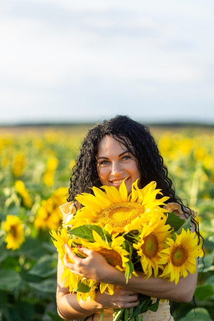 Portrait d'une belle femme brune souriante