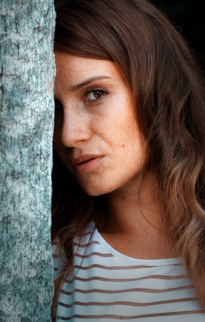 Portrait d'une belle femme brune