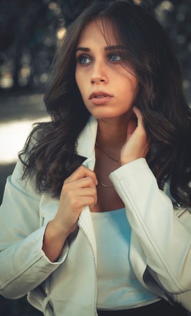 Portrait d'une belle femme brune