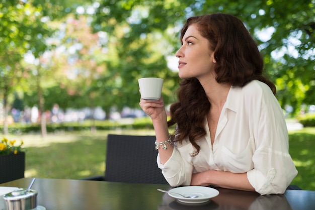 Portrait d&#39;une belle femme buvant à une tasse