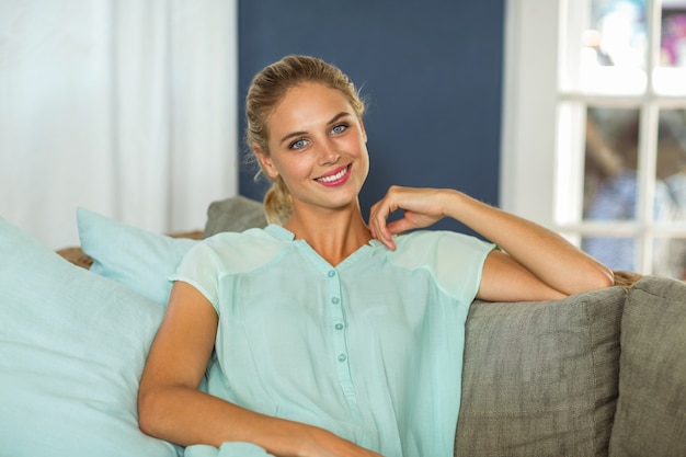 Portrait de belle femme sur un canapé