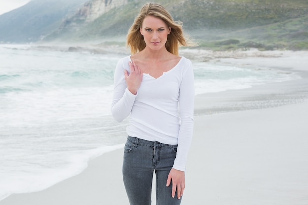 Portrait d&#39;une belle femme casual à la plage