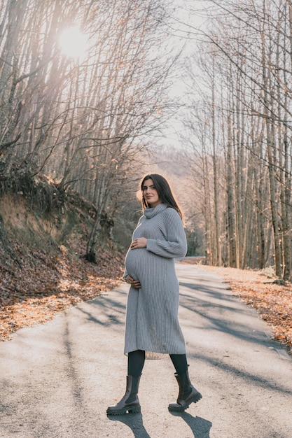 Photo portrait d'une belle femme caucasienne enceinte au milieu d'un paysage étonnant