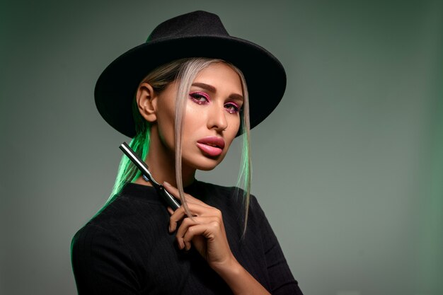 Portrait de belle femme avec chapeau