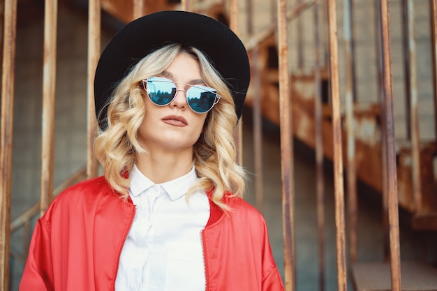 Portrait belle femme avec chapeau