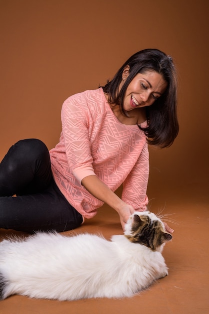 Portrait de la belle femme avec chat