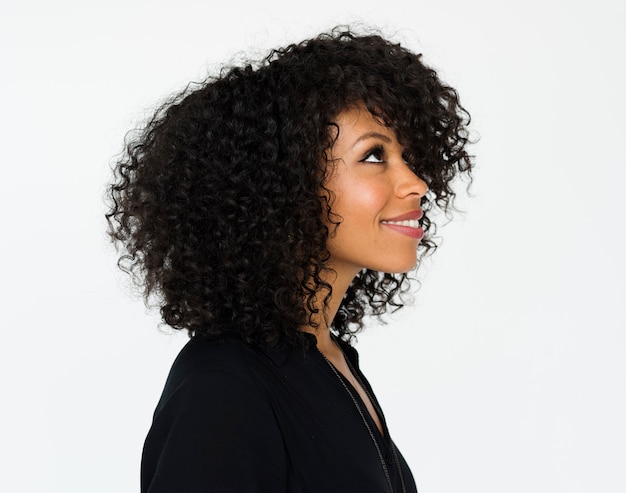 Portrait de belle femme avec une coiffure afro