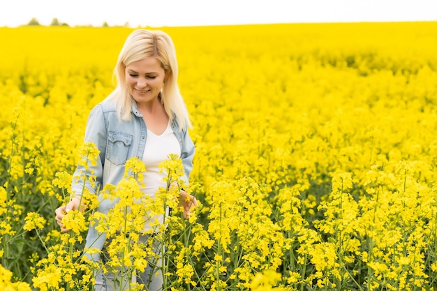 Portrait avec une belle femme en colza.