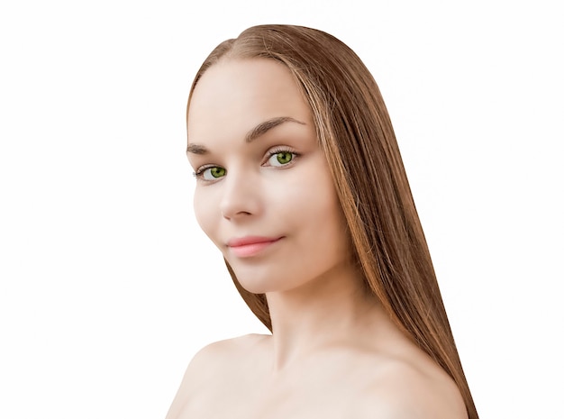 Portrait d'une belle femme Concept de soins de la peau de beauté Modèle de beauté isolé sur fond blanc