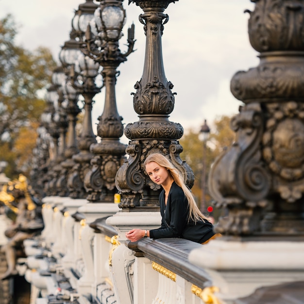 Portrait de belle femme confiante sur le Pont Alexandre-III sur la Seine. Paris, France.