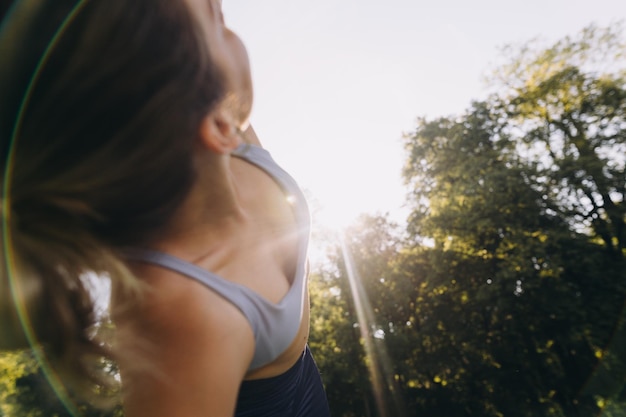 Portrait d'une belle femme contre le ciel