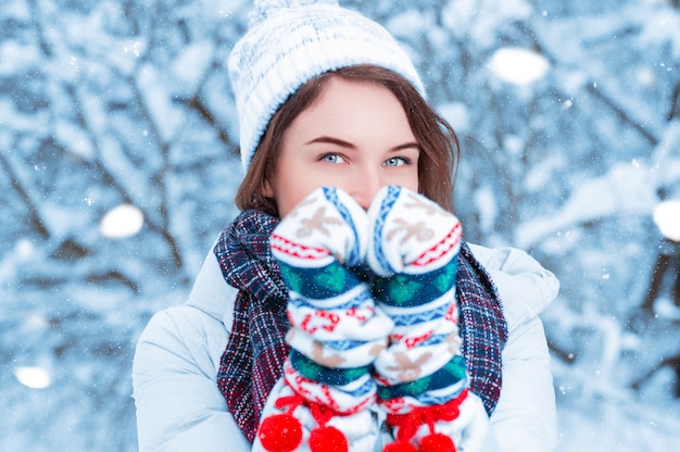 Portrait d'une belle femme contre le d'une forêt d'hiver