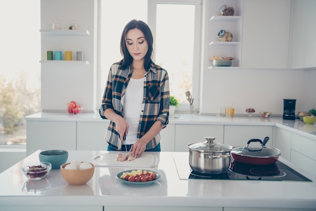 Portrait belle femme cuisine