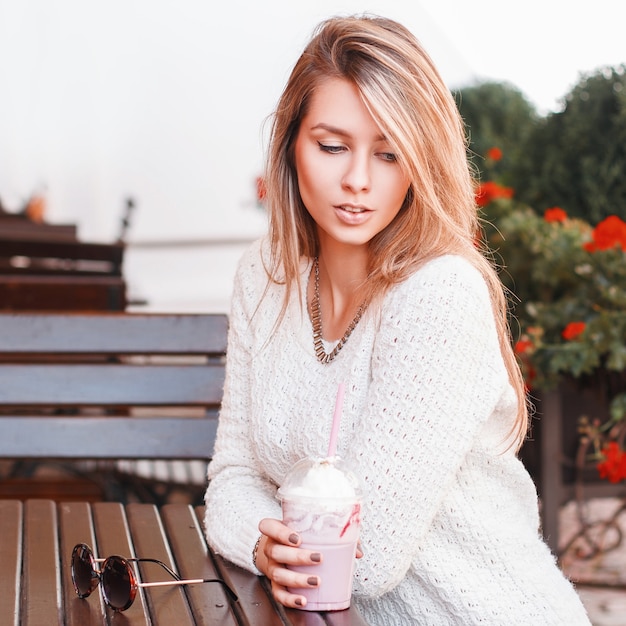 Portrait d'une belle femme dans un café