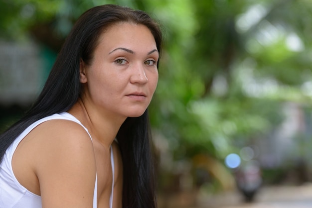 Portrait de la belle femme dans les rues à l'extérieur