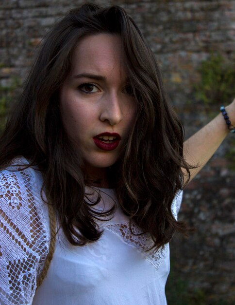 Photo portrait d'une belle femme debout à l'extérieur