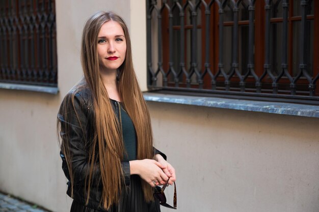 Photo portrait d'une belle femme debout près du mur