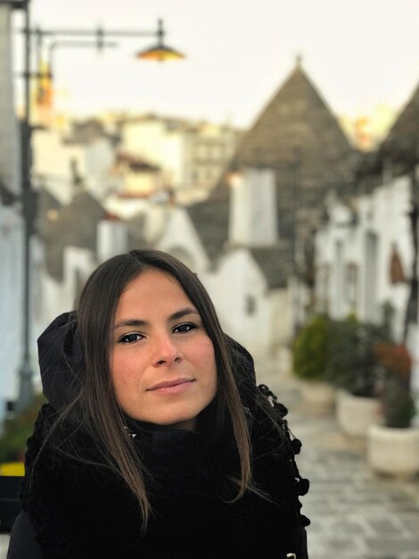 Photo portrait d'une belle femme debout sur un trottoir en ville