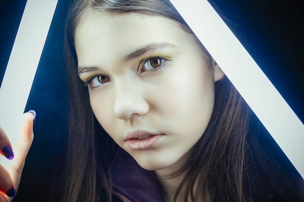 Portrait d'une belle femme élégante posant avec des néons lumineux