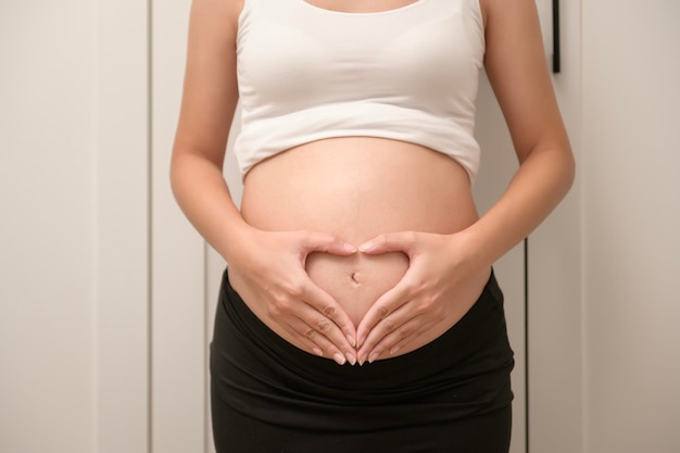 Portrait d'une belle femme enceinte fertilité traitement de l'infertilité IVF futur concept de maternité